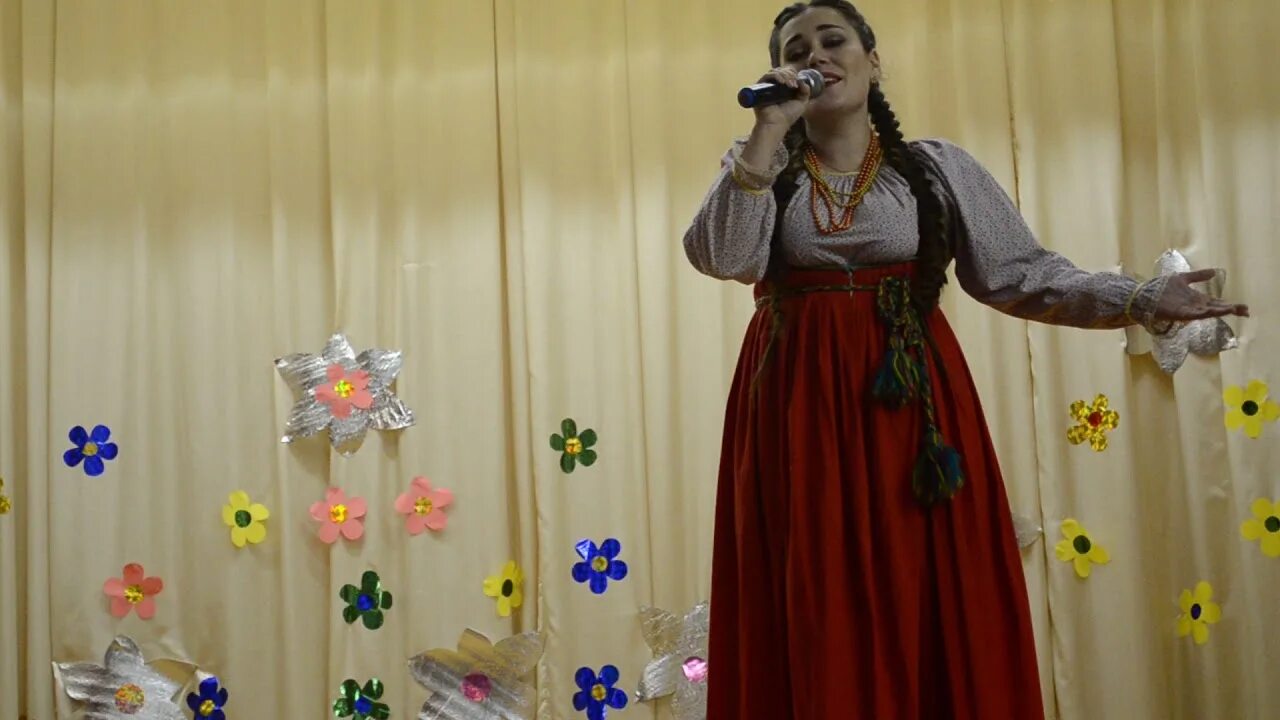 Гляжу в озера синие исполняет девочка. Песня гляжу в озера синие в исполнении девочки. гляжу в озёра синие - поют дети. песни в исполнении ольги боркичевой.