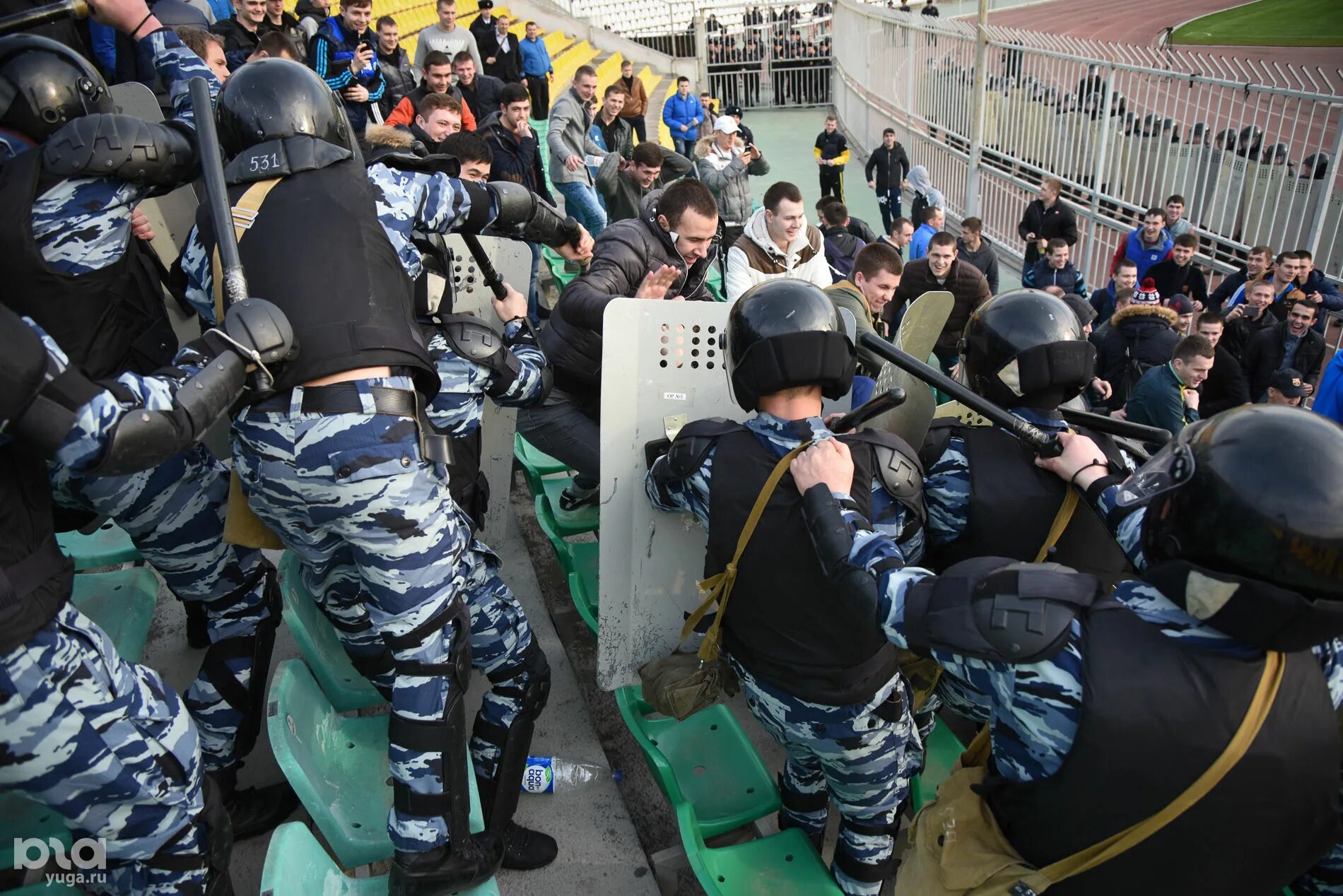 Омон на стадионе. Фанаты омон. Фанаты омон. Фанаты омон. Омон на футбольных матчах.