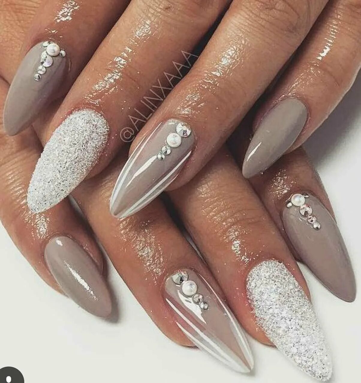 ногти светлые свадебные длинные. маникюр зима 2022 на миндалевидные ногти.