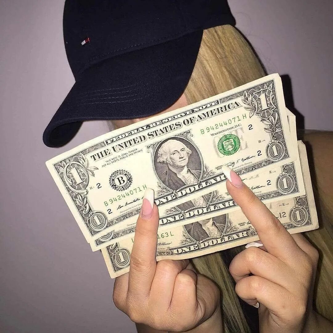 Принтер го брр. Money it s me. Money it s me. Деньги. Крутой девушка с деньгами.