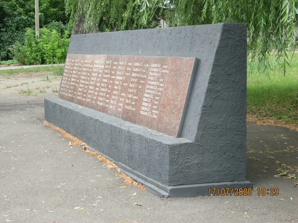 Памятник погибшим украина. Памятник погибшим сотрудникам завода Точмаш. Мемориальная плита. Мемориальные плиты с именами погибших. Памятники погибшим на Украине.