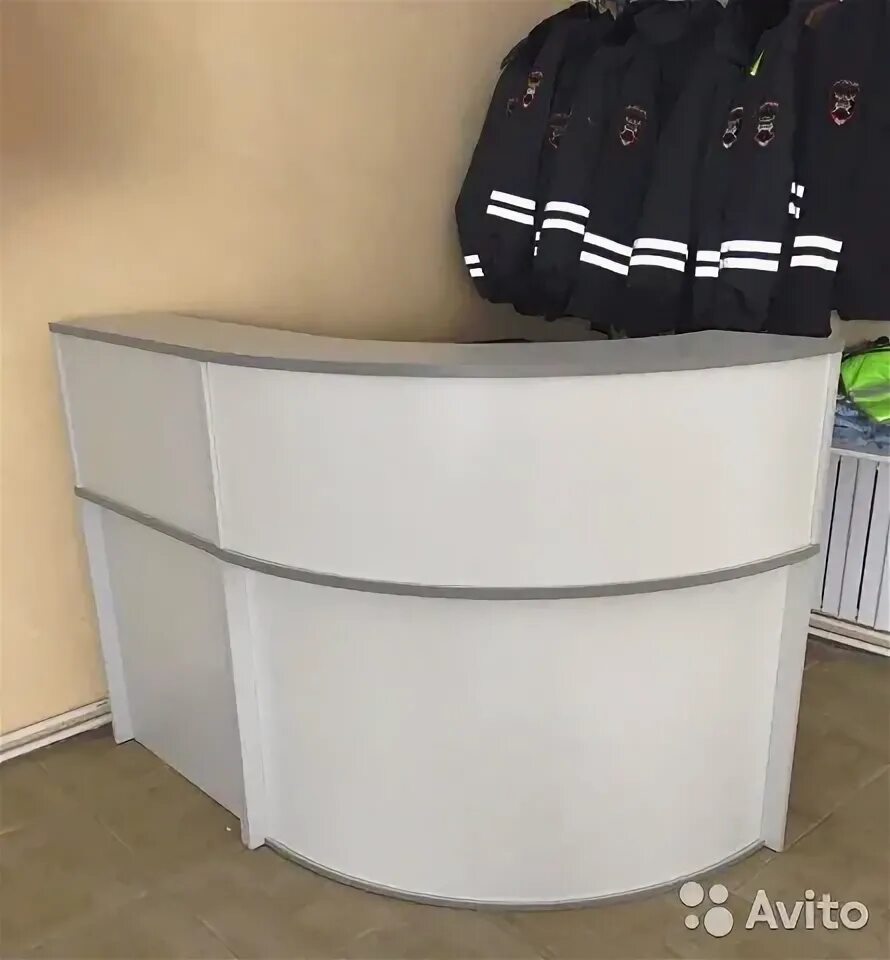 Стейшн для администратора. Стойка рецепция монолит. Стойка ресепшн авито. Стойка ресепшн закругленная. Ресепшен фрезерованный.