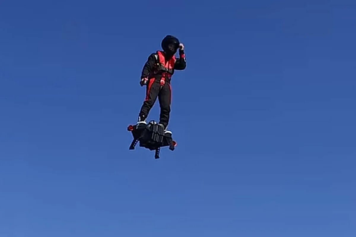 Включи летающий человек. Ховерборд Фрэнки Запата. Zapata Flyboard Air. Летательный аппарат Flyboard Air. Фрэнки Запата летающая доска.