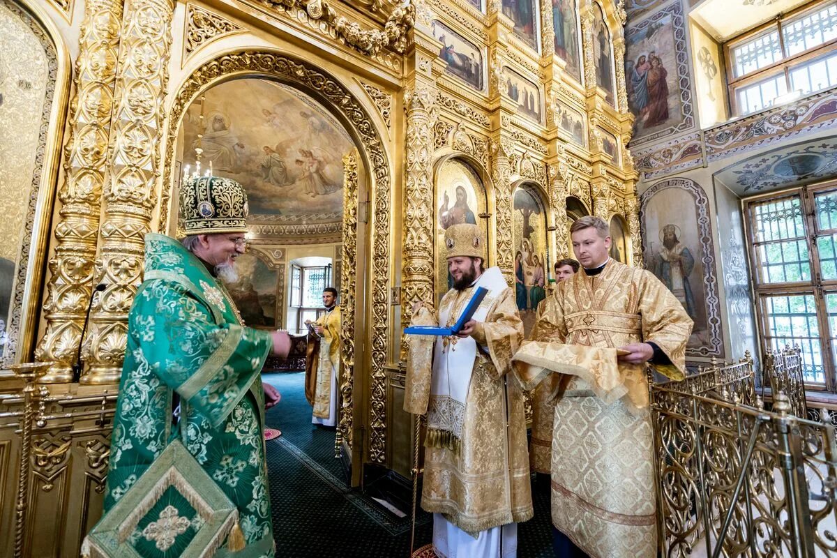 Троицкий собор подольск внутри. Троицкий собор подольск расписание богослужений. Богослужение в троицком соборе в подольске. Богослужение троицкое. Церковь подольск для неслышащих.