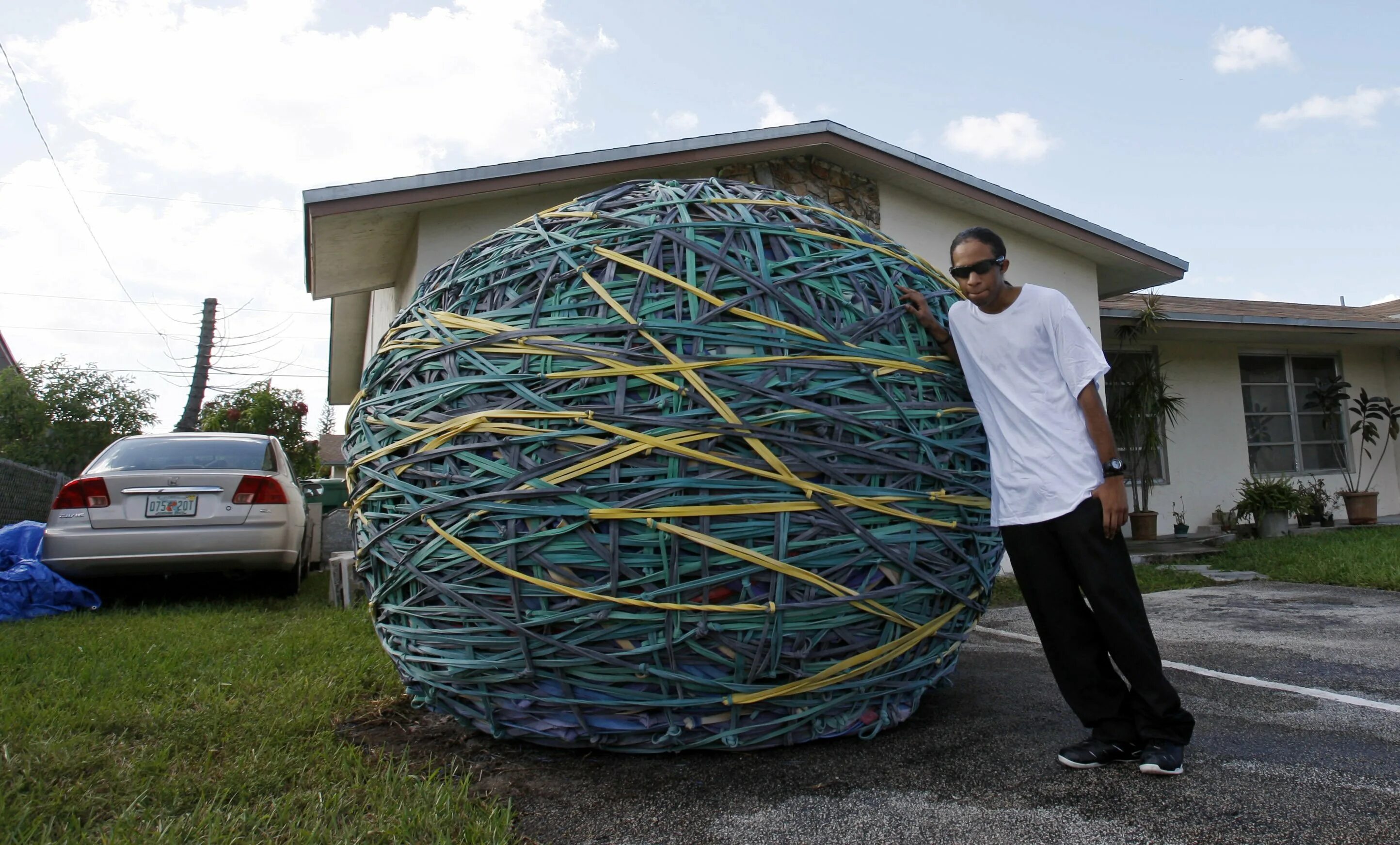 Самый большой шар из резиновых лент. Огромный клубок ниток. Самый большой шарик в мире. Гигантский клубок.