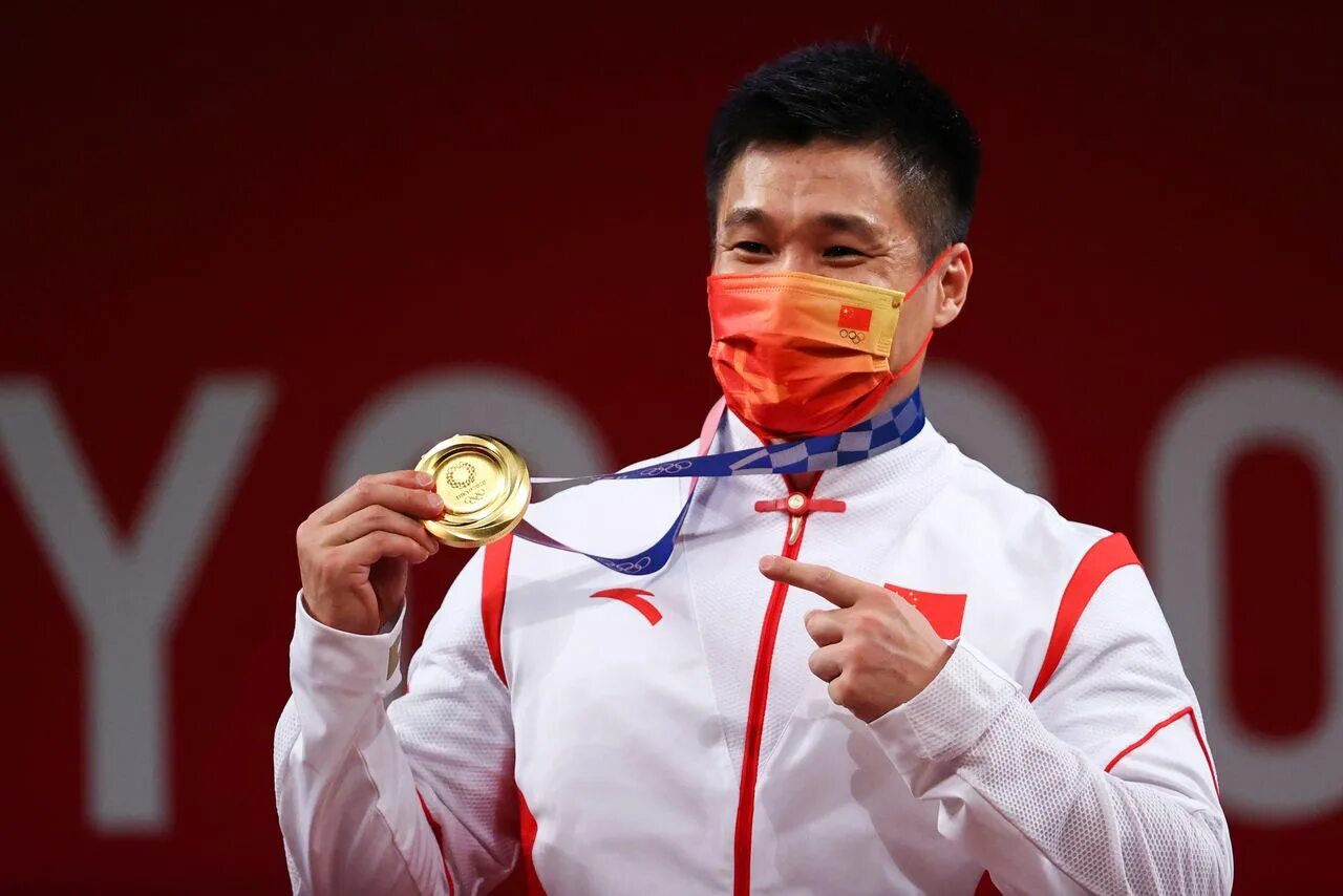 Win the gold medal. Китайские тяжелоатлеты Lu Xiaojun. Рекорды Китая. Weightlifting Olympics 2020. Мировые рекорды Азии.