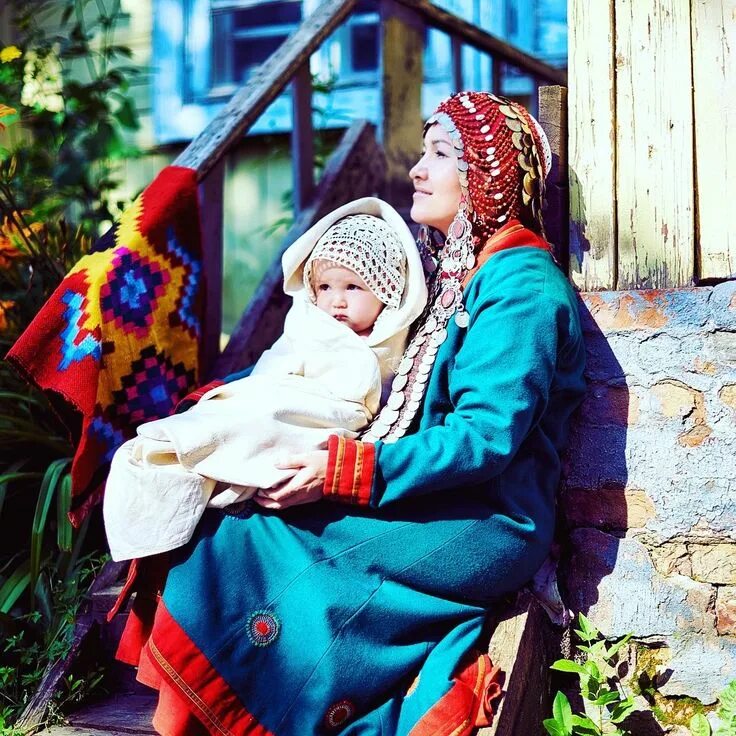 Дети в национальных костюмах. Русские народные костюмы для детей. Традиционная украинская семья. Зимние наряды. Сарафаны мама дочь.