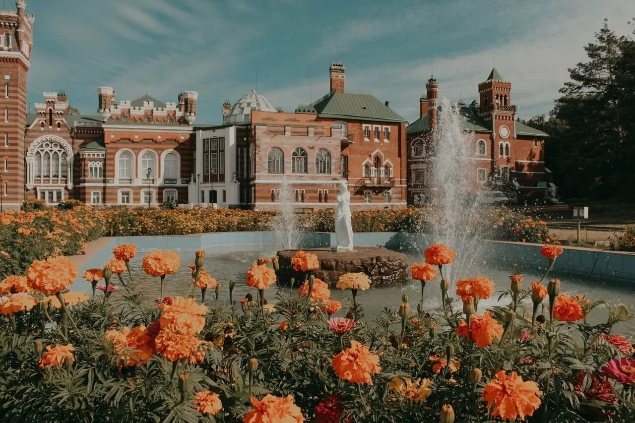 Юрино шереметьевский замок. Шереметьевский замок йошкар ола. Замок шереметьева в юрино это музей. Замок шереметева йошкар ола. Замок шереметевых юрино марий эл.