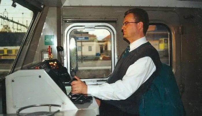 Профессия помощник машиниста электропоезда. Савпэ эр2. Обходчик железнодорожных путей. Машинисту плохо. Человек останавливает поезд.