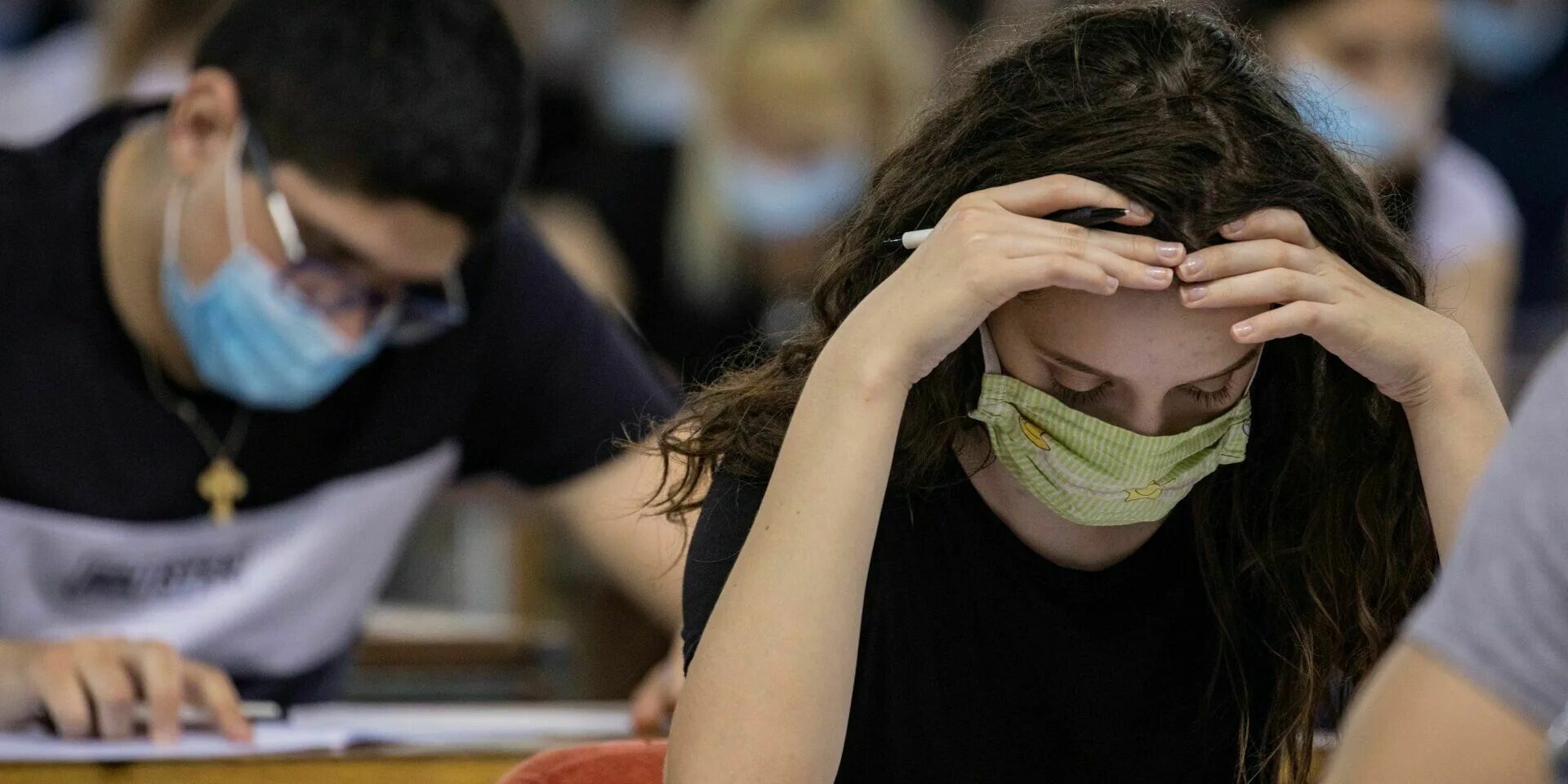 Проблемы студентов колледжей. Студенты в вузе в масках. Вузы в пандемию. Пандемия и образование. Студенты в аудитории.