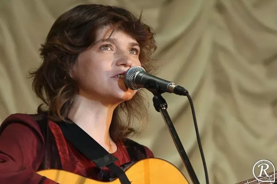 Файл:Elena Frolova playing gusli.jpg - Википедия