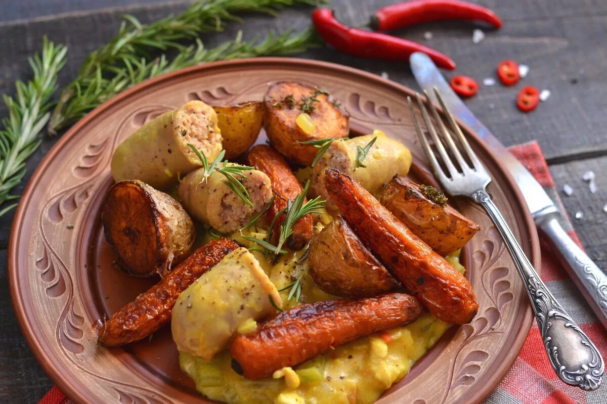 Приготовить колбаски с картошкой. Гарнир к мясу. картофель запеченный с овощами. баварские сосиски с овощами. овощи с картошкой и колбасками.