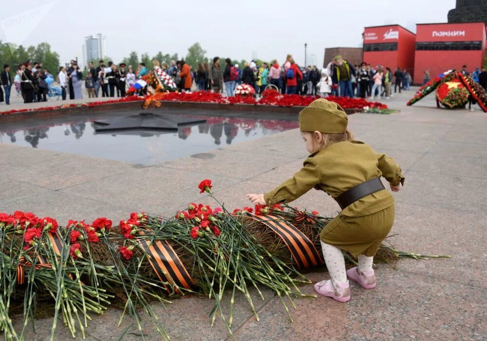День победы возложение цветов в москве. Вечный огонь для детей. Вечный огонь кисловодск. Цветы вокруг вечного огня. Вечный огонь кисловодск.