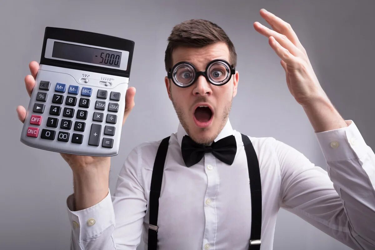 Мужик считает напальуах. Мужик считает на пальцах. Чувак считает. Мужчина со счетами. Удивленный человек с деньгами.