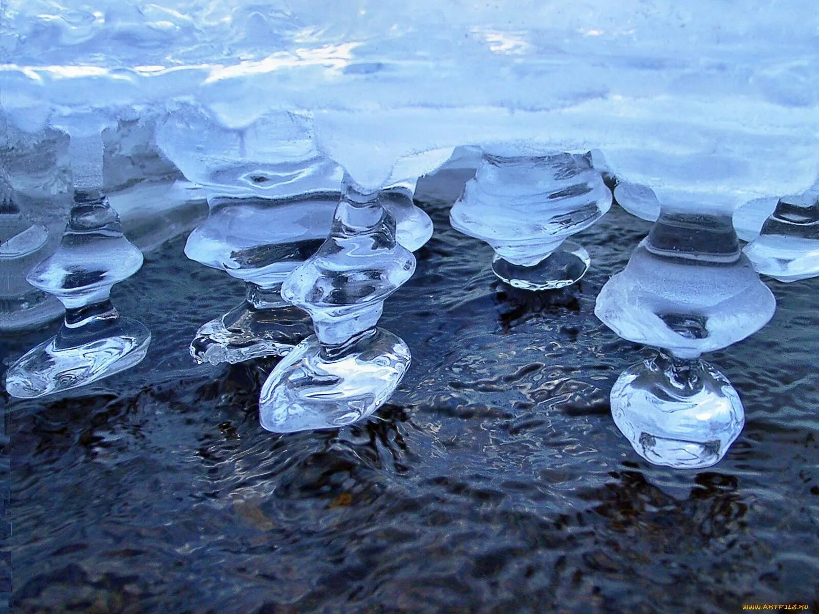 Вода выступила на поверхность льда. Левитирующие камни Байкала. Дзен камни на Байкале. Байкальский дзeн. Замерзшая вода.
