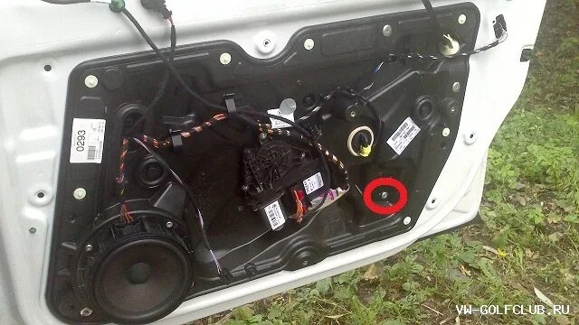 Регулировка передней двери vw golf 7. Заклепки стеклоподъемника golf 6. Дверь гольф 5. Снять дверь гольф 6. Как разобрать дверь гольф 6.