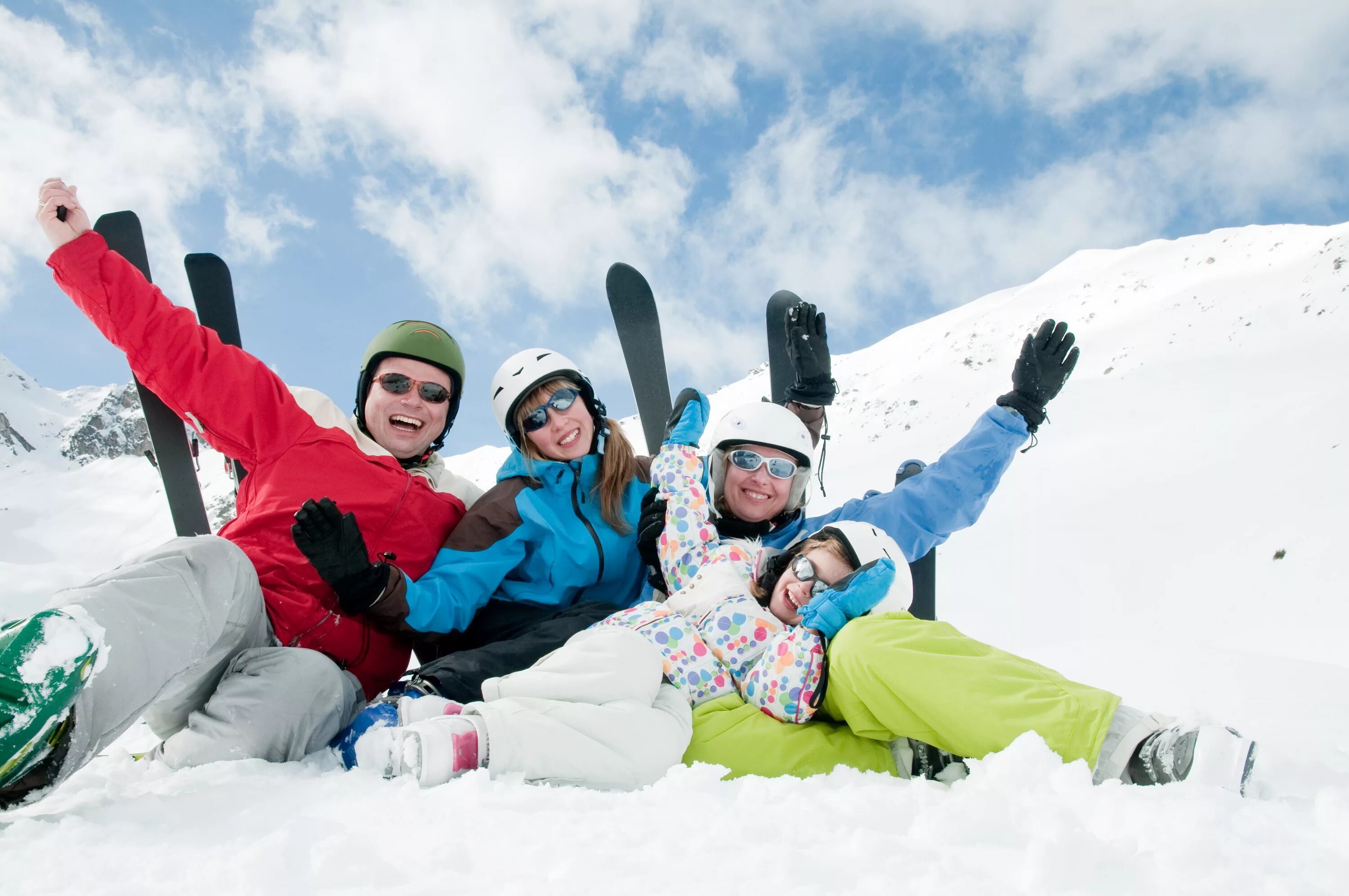 Зимние спортсмены. Активный отдых зимой. Зимняя компания. Банско горнолыжный курорт развлечения для детей. Зимний отдых ассоциации.
