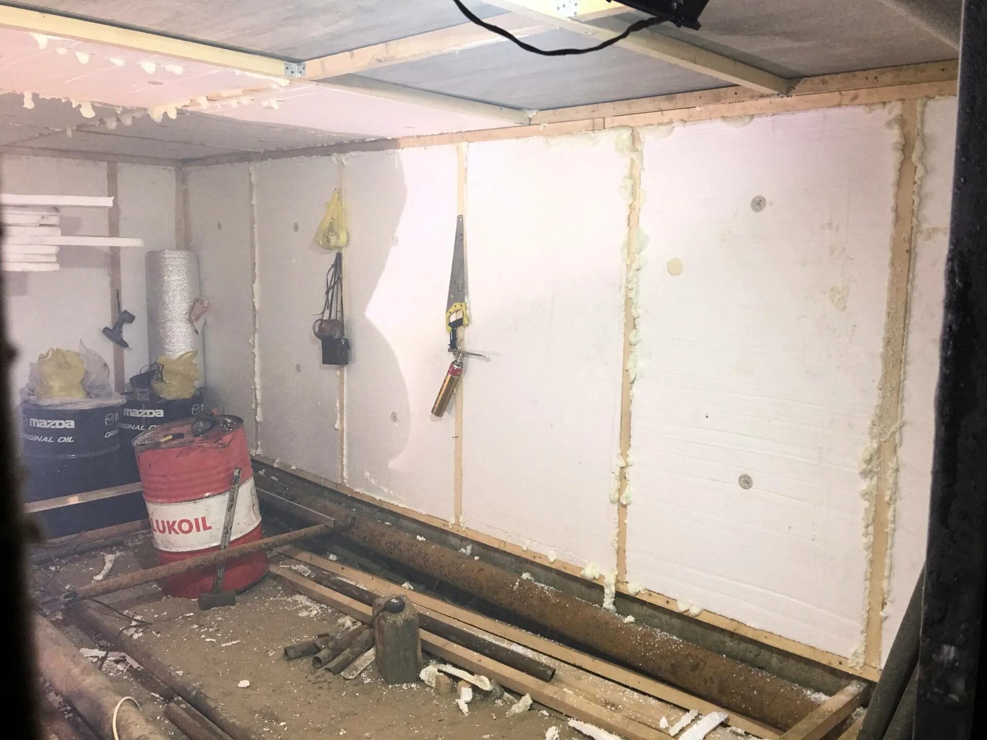 Утеплить гараж пенопластом. Обшивка утеплителем гаража. Утепление стен в гараже. Утепление гаража пенопластом изнутри. Теплоизоляция гаража.