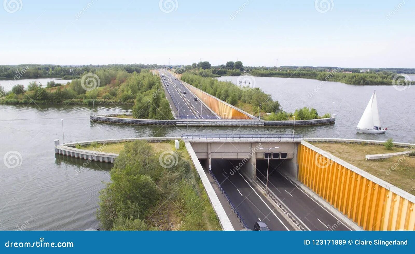 Водный мост veluwemeer, нидерланды. Акведук велувемеер мост. Мост в нидерландах акведук. Veluwemeer aqueduct мост. Водный мост в биддингхёйзене нидерланды.
