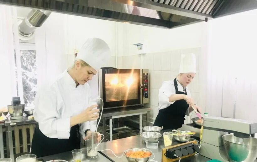 Повышение квалификации шеф поваров. Студенты повара. Профессии повар современная. Повышение квалификации шеф поваров. Кухонный работник.