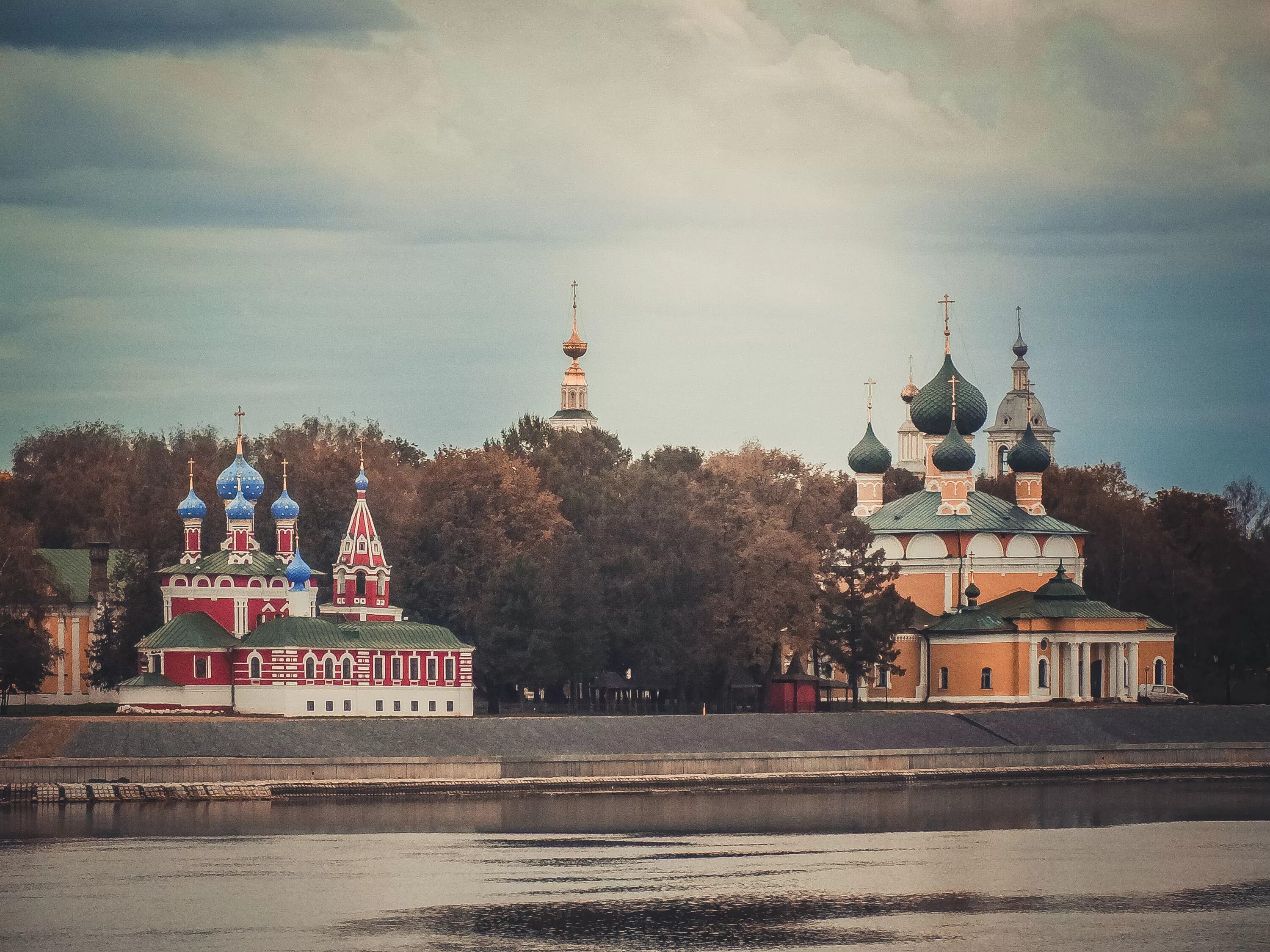 Углич входит. Углич кремль. древний кремль углич. углич ансамбль кремля.