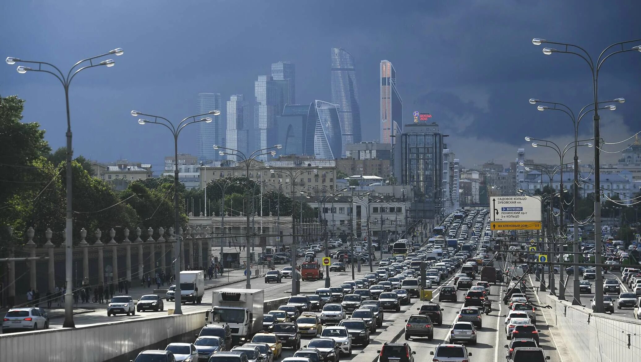 Машина на длинной выдержке. Москва таймлапс. Ночная дорога в машине. Пробки в москве. Машина на дороге.
