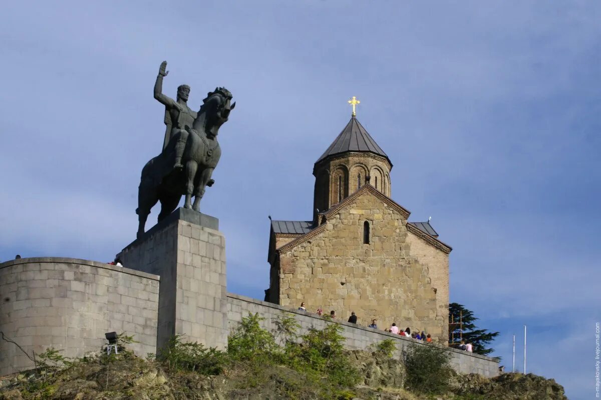 Храм метехи тбилиси. Грузия тбилиси достопримечательности. Грузия тбилиси памятники. Памятник мимино в тбилиси. Грузия тбилиси памятники.