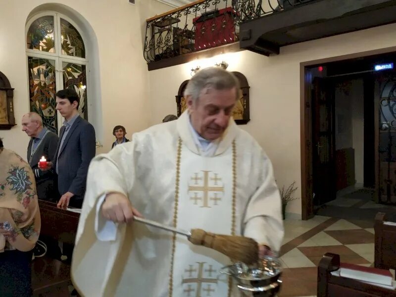 Отец андрей католик. Настоятель католик. Взятка от настоятеля католического храма. Настоятель католического монастыря. Аббат настоятель католического.