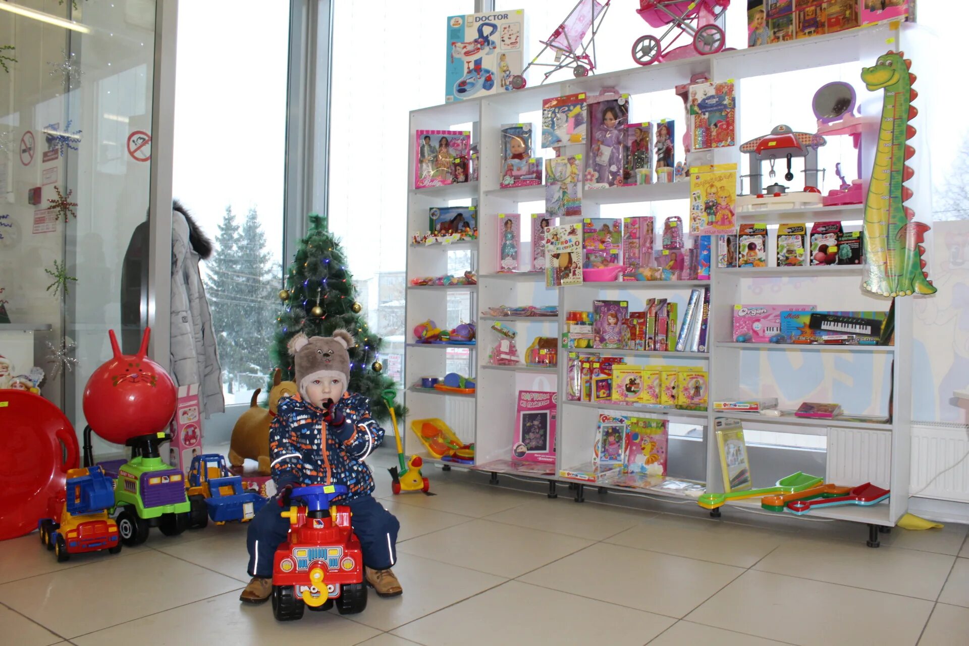 Пятерочка внутри новый формат. Супермаркет. Кэшбэк перекресток. Женщина покупатель. Потратив магазин.