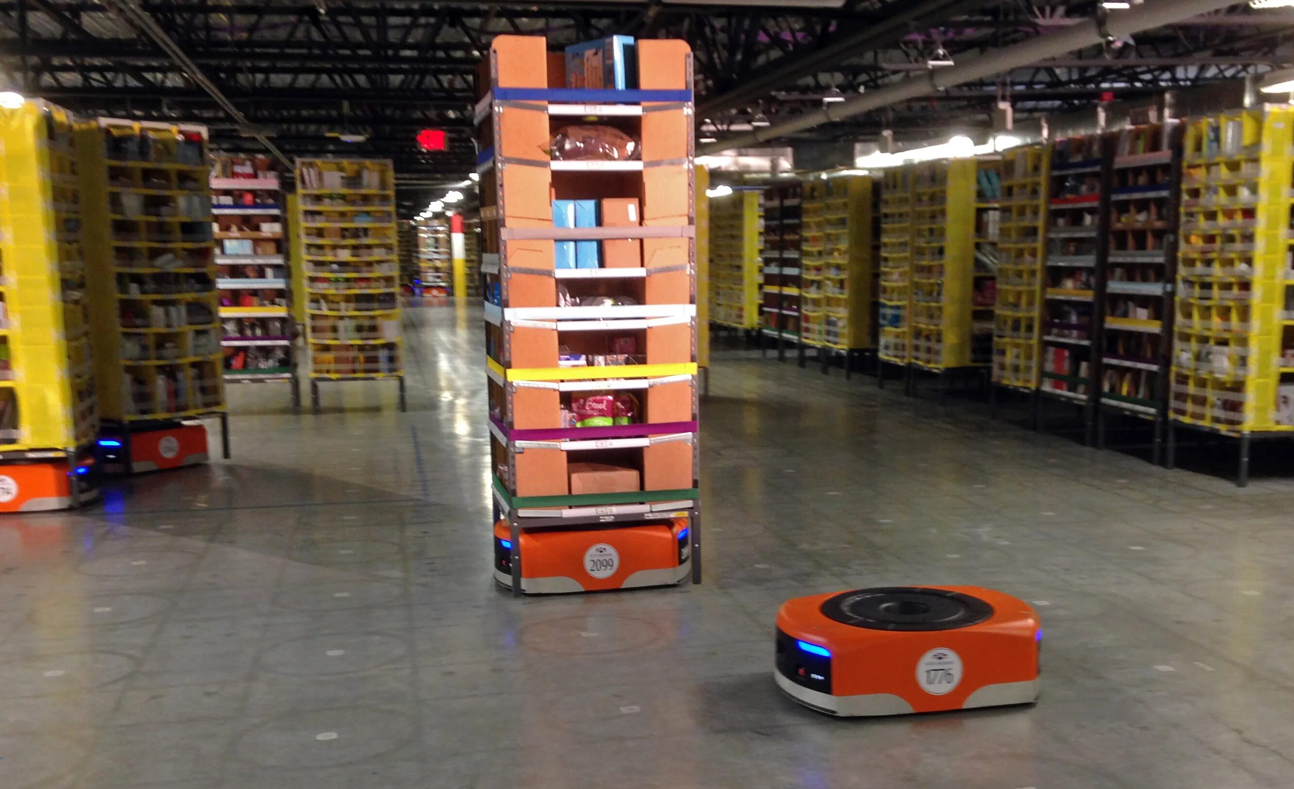 Роботы Kiva Amazon. Складской робот Амазон. Робот Kiva на складе Amazon.. Амазон склад Robots. Amazon работает