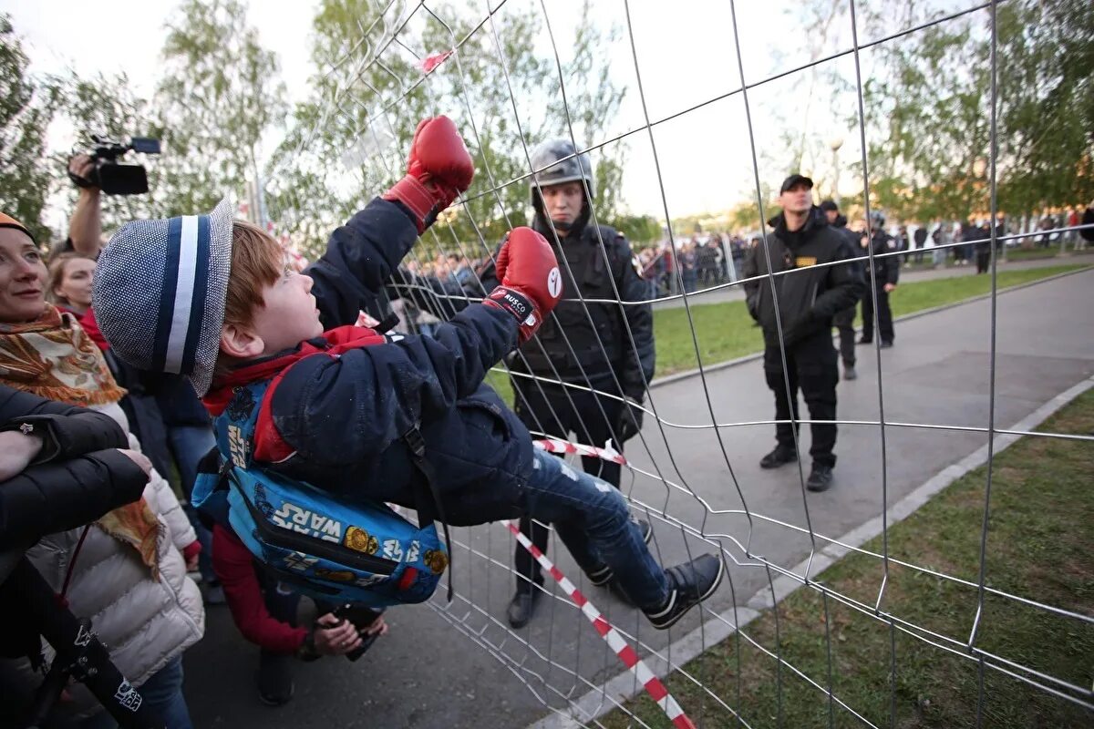 Участие в митингах рф. Дети на митинге. Митинг школьников. Молодежь на митингах Навального. Несовершеннолетние на митинге.