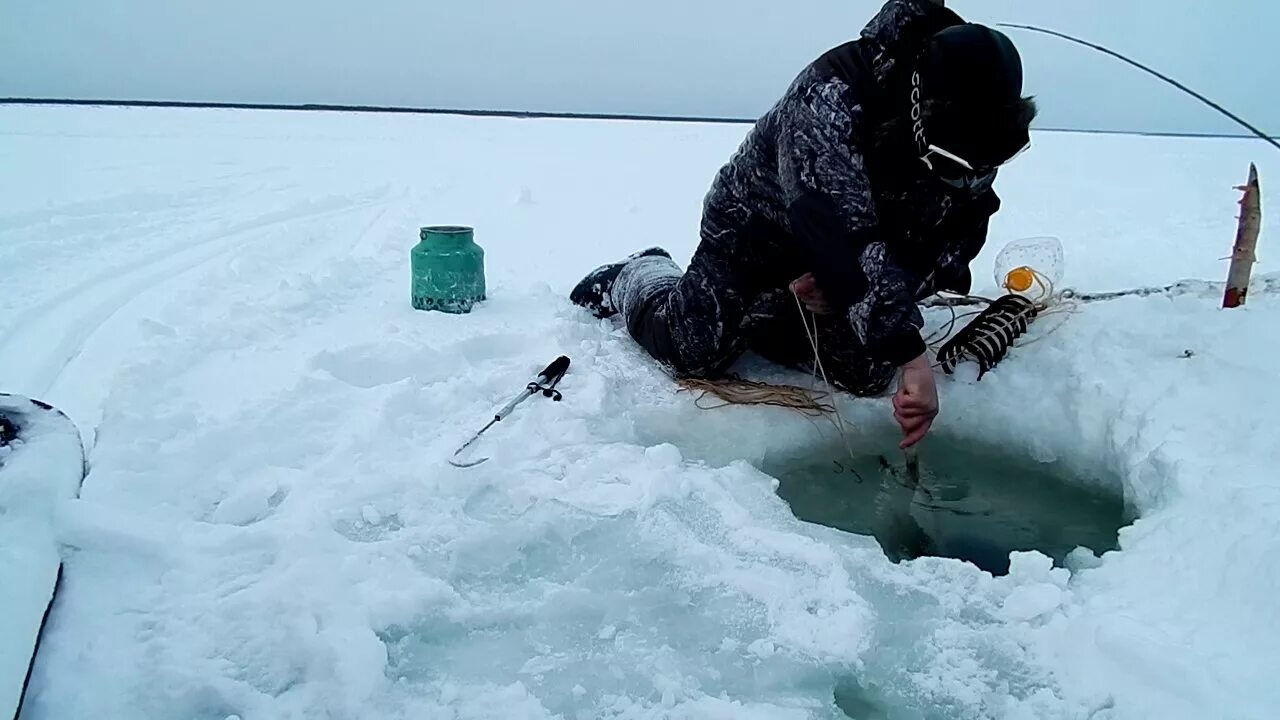 Зимняя ловля видео. Перемет на налима. Зимняя снасть на налима. Перемет рыболовный зимой.