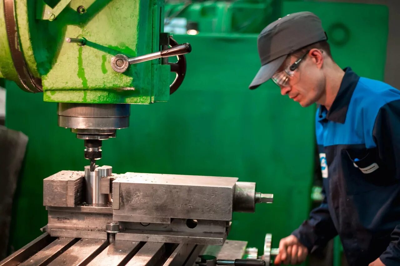 токарь. токарь. токарь фрезеровщик. фрезеровщик по металлу. фото фрезеровщики.