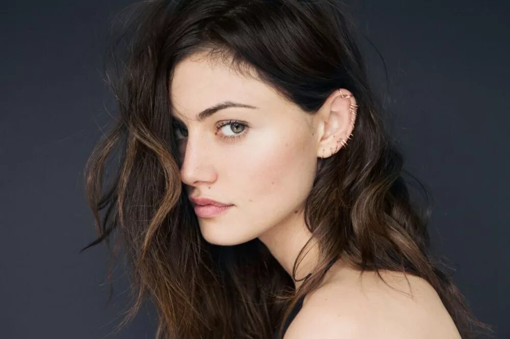 Фиби тонкин черные волосы. Фиби тонкин. Фиби тонкин фотосессии. Phoebe tonkin фотосессии. Фиби тонкин стрижка.