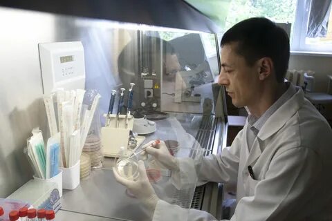 Лаборантам бактериологической лаборатории проводят вакцинацию