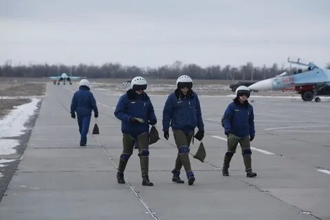 Самолеты на военном аэродроме морозовск