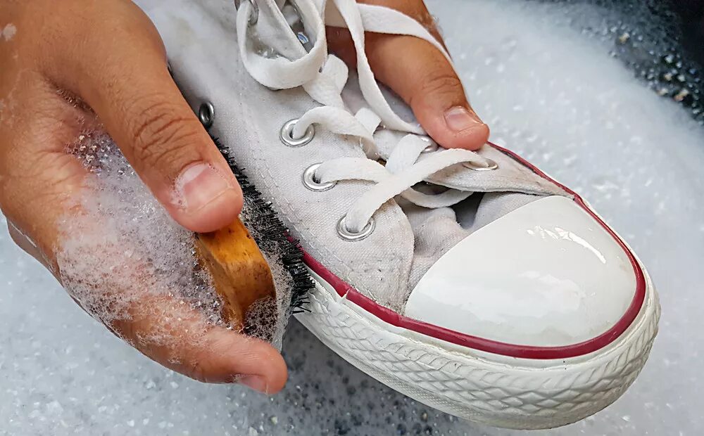 Кеды можно стирать. Помыть тканевые белые кроссовки. Мытье обуви. Начищенная обувь. Чистка белой обуви.