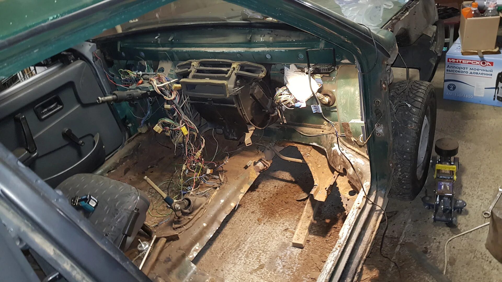 Задняя часть пола ваз 21099. Сварка пола 2114. Штатная шумоизоляция ваз 21099. Ремонтный пол ваз 2109. Полы 21099.
