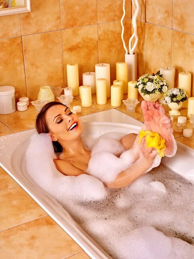 Моется в душе. Девушку моют в ванной. Мытье ванной комнаты. Девушка в душе фотосессия. Девушку моют в ванной.