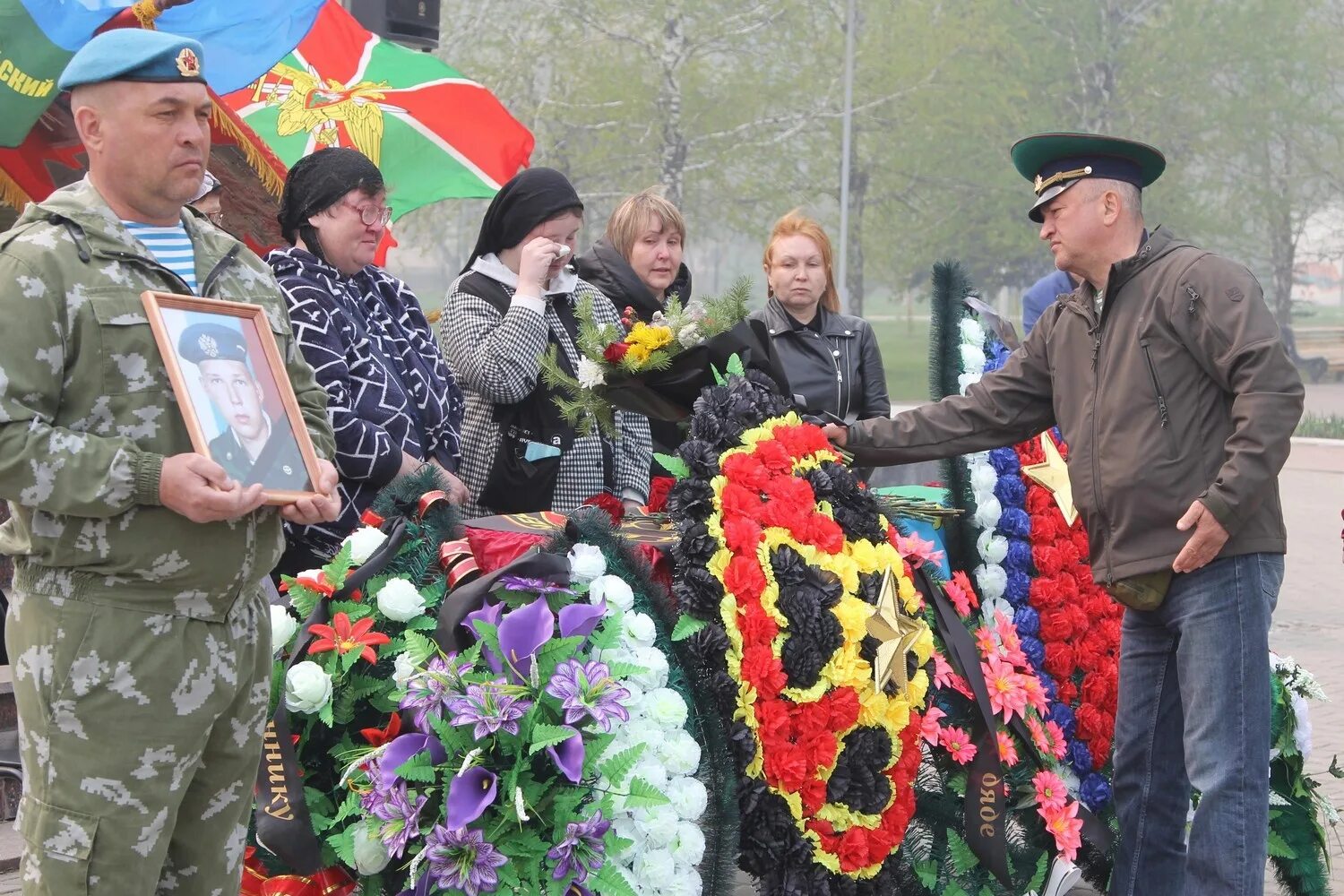 Прощание каменск уральский. Аллея славы Каменск-Уральский. Могилы погибших на сво в Каменске Уральском.