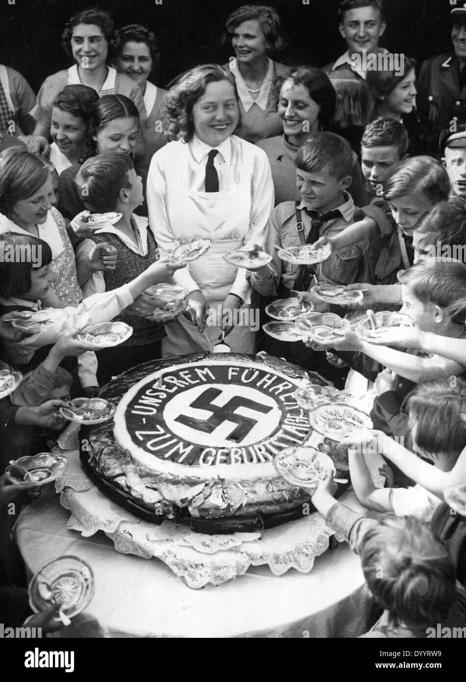 Д р гитлера. День рождения Адольфа Гитлера. День рождения Гитлера фото.