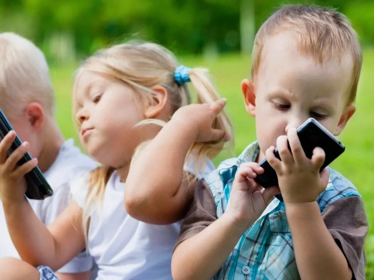 Бесплатный контроль за телефоном ребенка. Ребенок со смартфоном. Ребенок с телефоном. Современные дети и гаджеты. Сотовый телефон для детей.