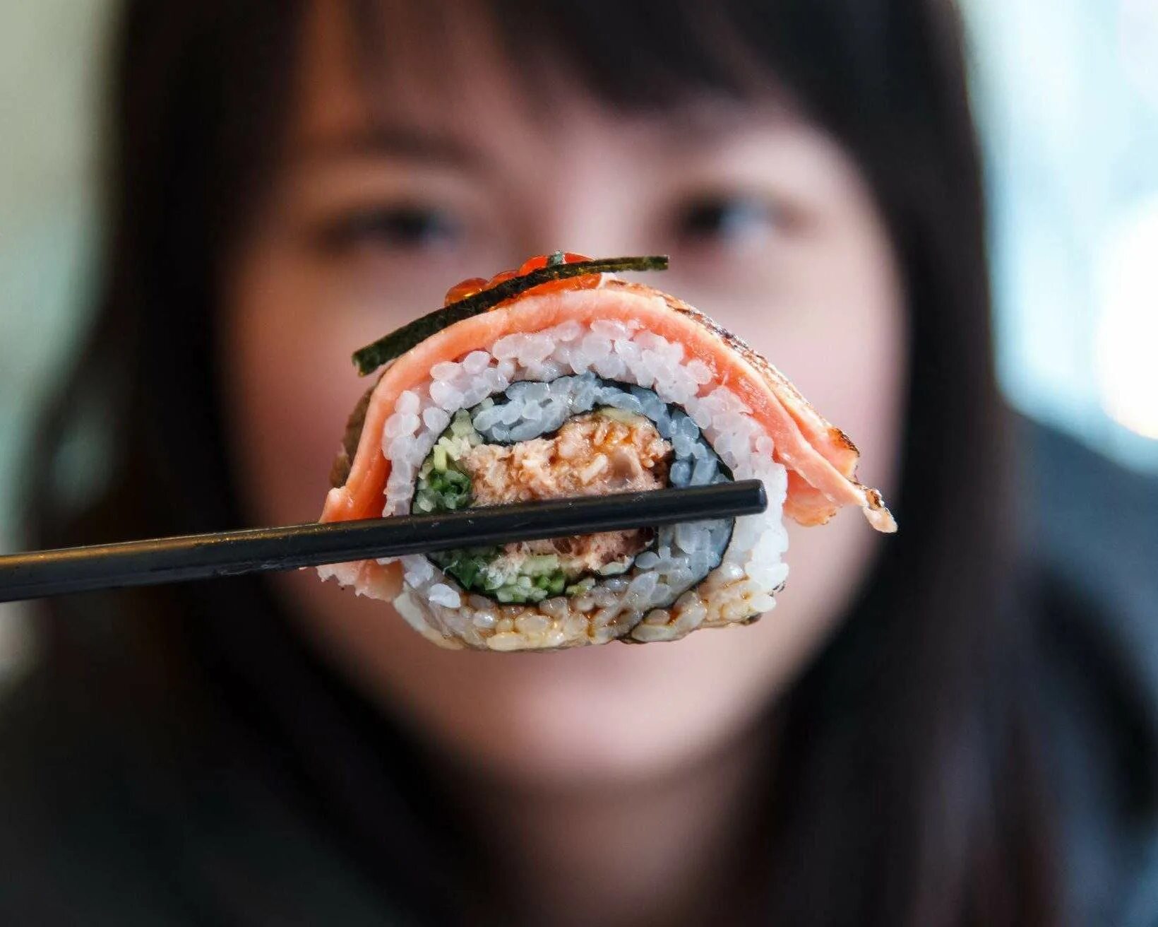 Что можно вместо роллов. Страшные суши. Суши на темном фоне. Eating sushi. Люди в суши картинка внутри.