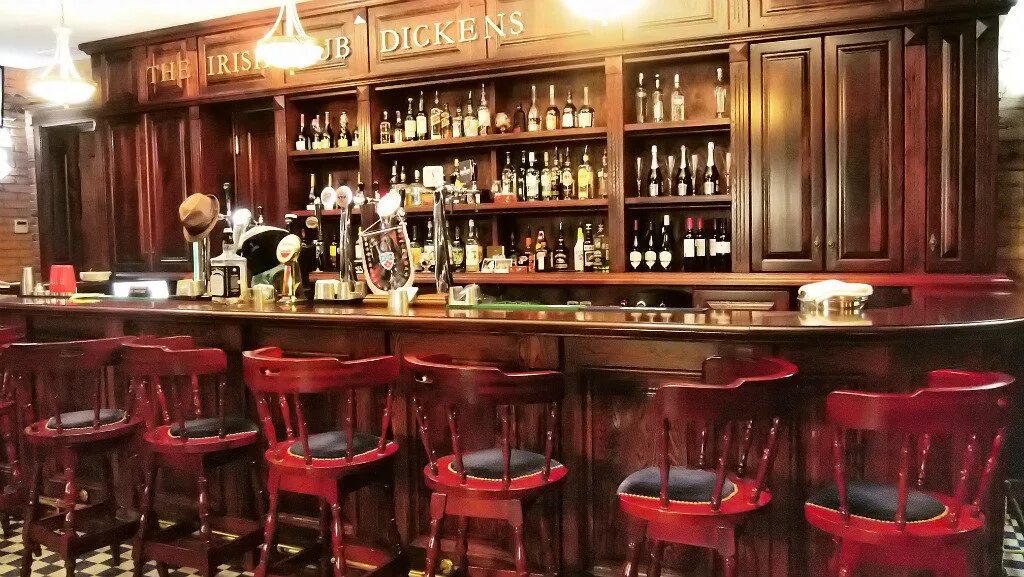 Диккенс паб. Бар. Бармен в баре. Сотрудники ресторана. Тела бара.