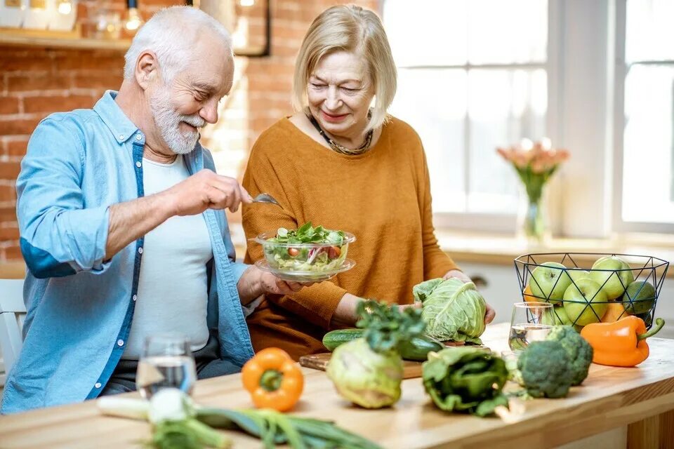Что нельзя есть пожилым людям. Питание пожилых людей. Правильное питание для пожилых. Здоровая пища для пожилых. Питание пожилого и старческого возраста.