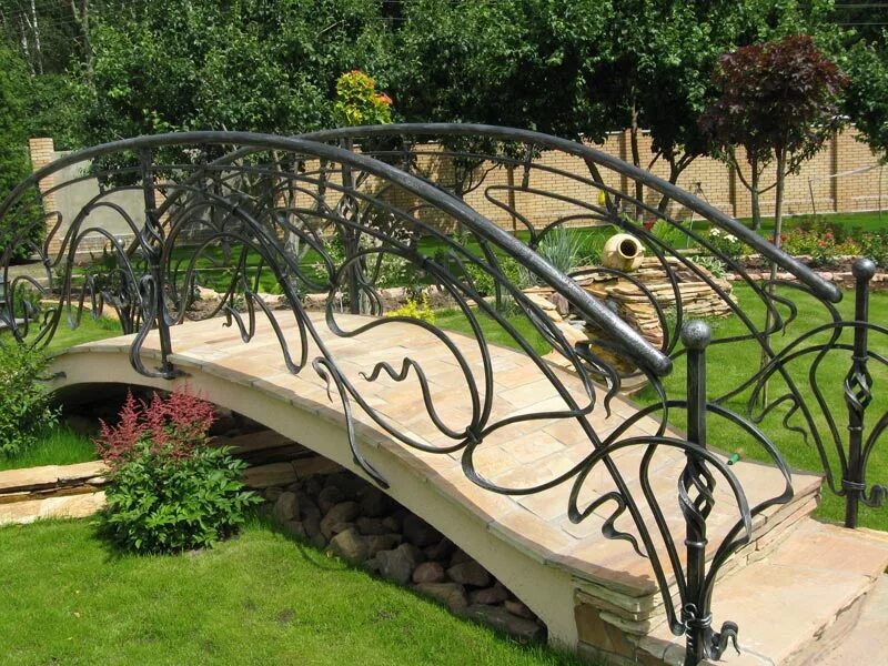 Кованый мостик для сада. Декоративный мостик для сада. Садовые мостики. Мостик с металлическими поручнями малый комплект-агро ka4927. Декоративный мостик.