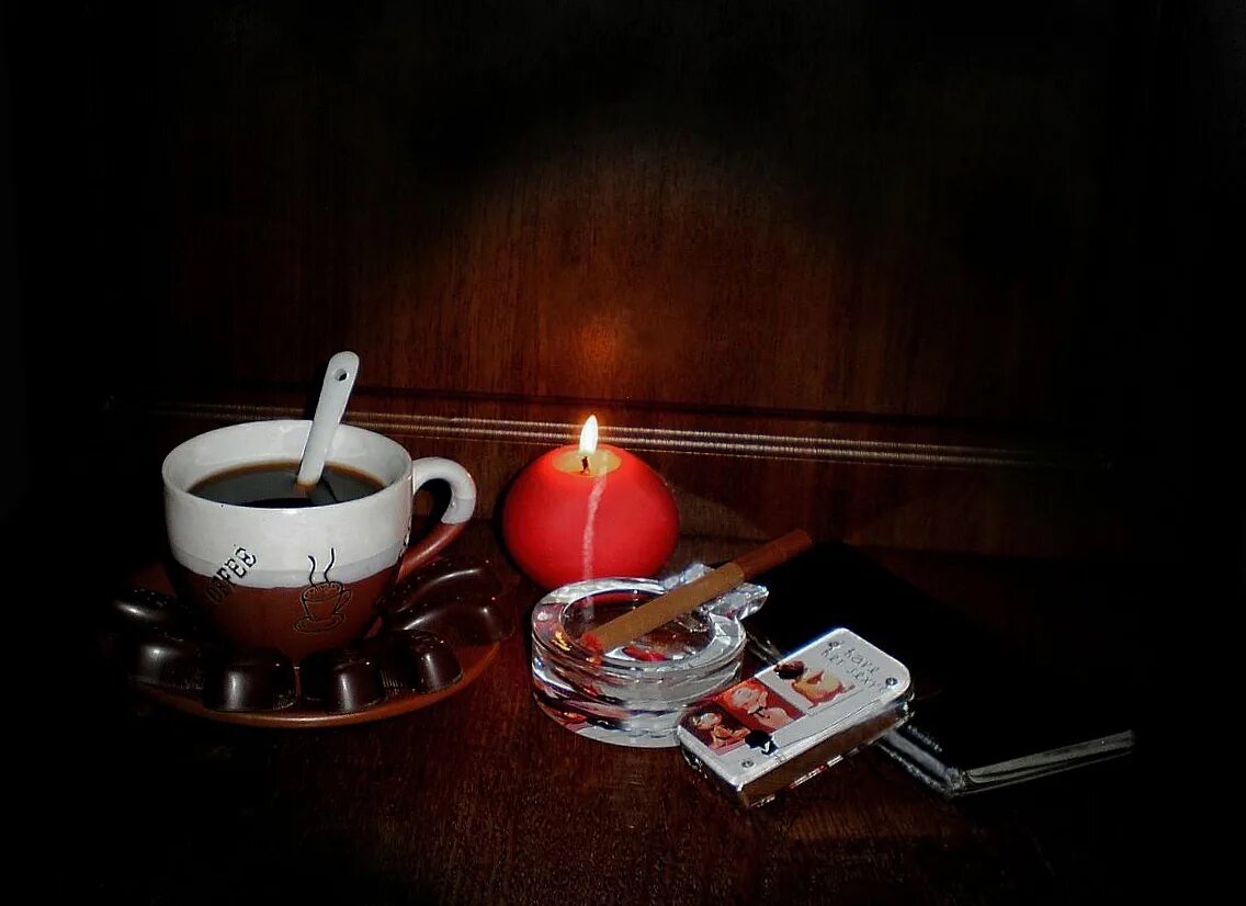 Кофе вечером. Чай кофе картинки. Чашка кофе и свеча. Кружка кофе и свеча. Рождественский натюрморт кофе свеча.