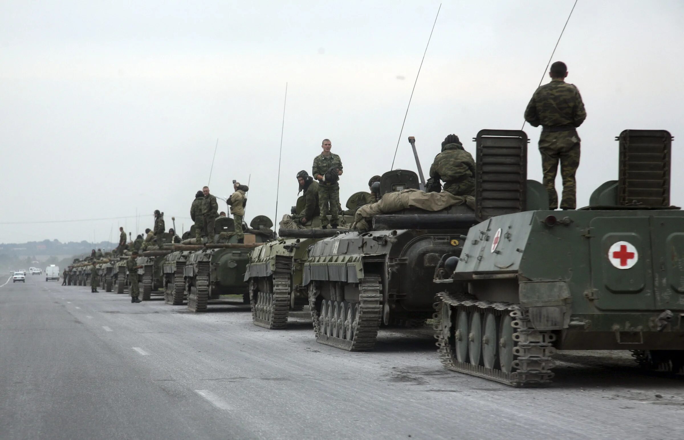 Колонна военной техники в Южной Осетии 2008. Колонна Российской армии в Южной Осетии в 2008 году. Северная Осетия август 2008 колонна танков. Колонна РФ В Грузии 2008.