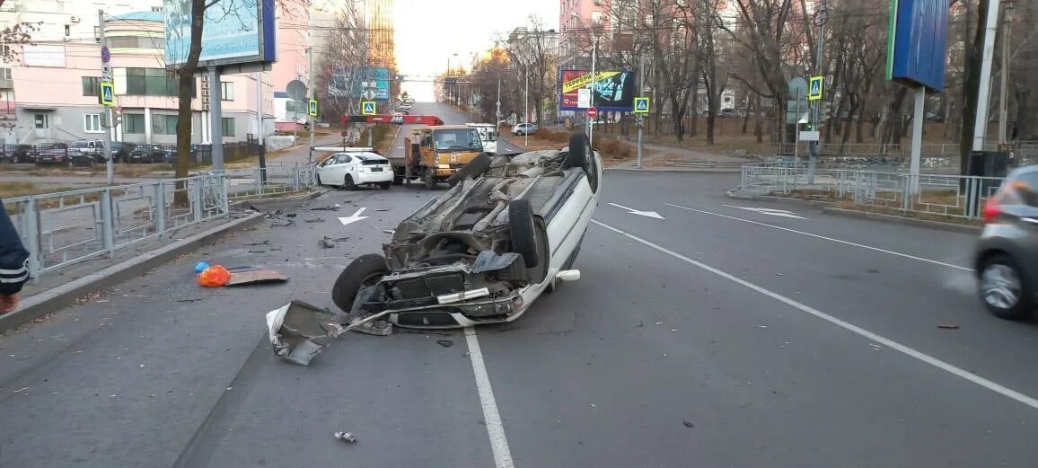 Хабаровск что случилось. Опрокидывание авто. Столкновение Приус и грузовика Уссурийск. Происшествия Хабаровск 1990 год. Авария в Хабаровске сегодня утром.