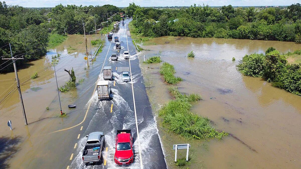 Города где наводнение. Наводнение в Тайланде 2011. Наводнение в Таиланде в 2011-2012 гг. Наводнение в Тайланде. Таиланд потоп.